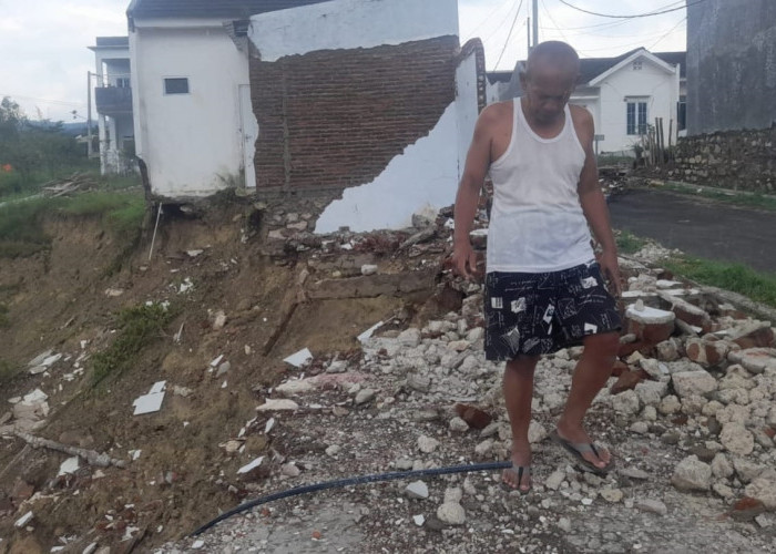 Warga Perumahan di Kabupaten Cirebon Dihantui Longsor dan Tanah Amblas