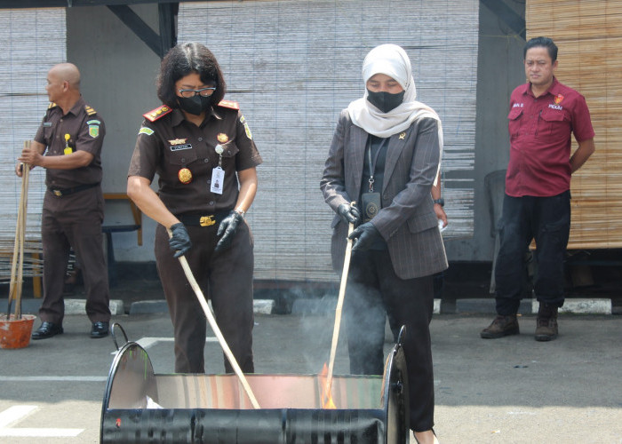 Tak Bersisa! Sabu, Ekstasi dan Ribuan Obat Keras Dimusnahkan Kejari Kuningan