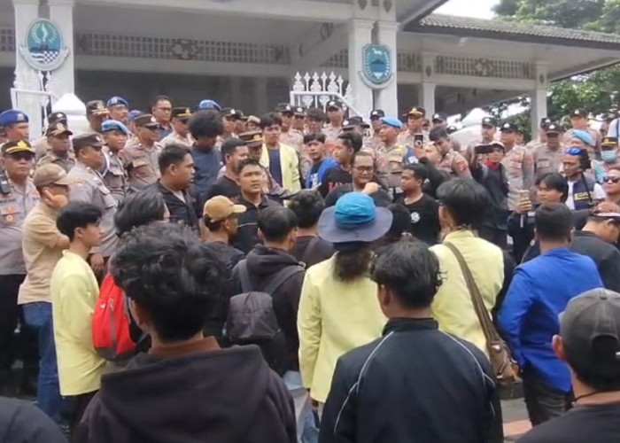 Panas Bumi Gunung Ciremai Ditolak, Mahasiswa Demo di Pendopo Kuningan