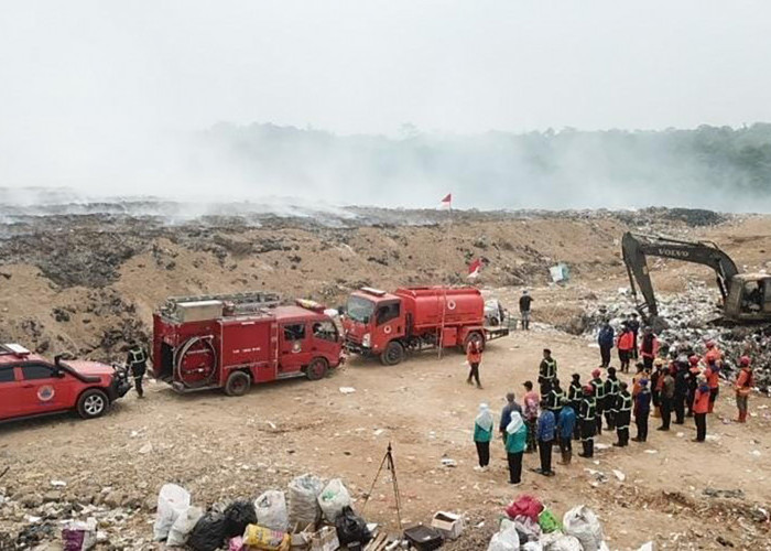 Petugas Gabungan Gelar Upacara HUT RI di Tengah Kepungan Asap TPSA Ciniru