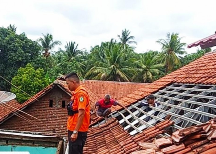 2 Rumah Warga Citapen Tersambar Petir, Kerusakan di Bagian Atap