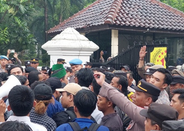 Kesatun Aksi Mahasiswa Muslim Indonesia dan Kumpulan Mahasiswa Cipayung Mendesak Pemerintah Kabupaten Cirebon 