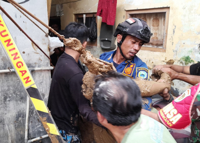 Warga Cirendang Terkubur Hidup-Hidup Saat Membuat Septic Tank