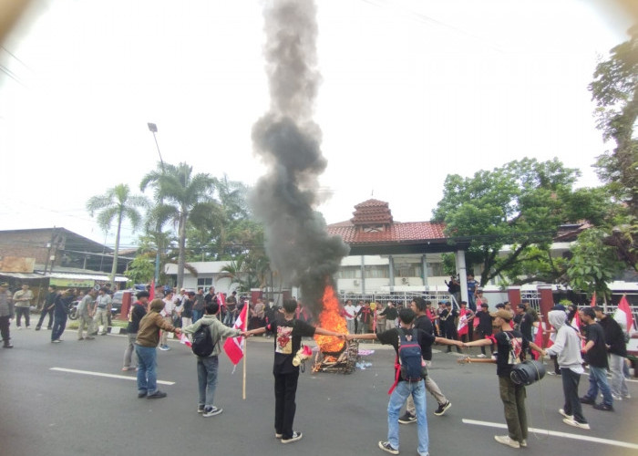 Mahasiswa Demo soal Dugaan Pelanggaran Etik Anggota DPRD Kuningan