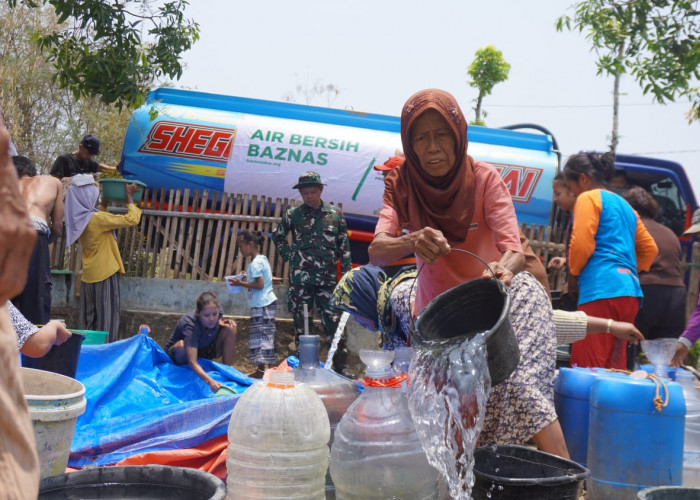 Kemarau Panjang, Baznas Kuningan Salurkan Air Bersih ke Lima Kecamatan