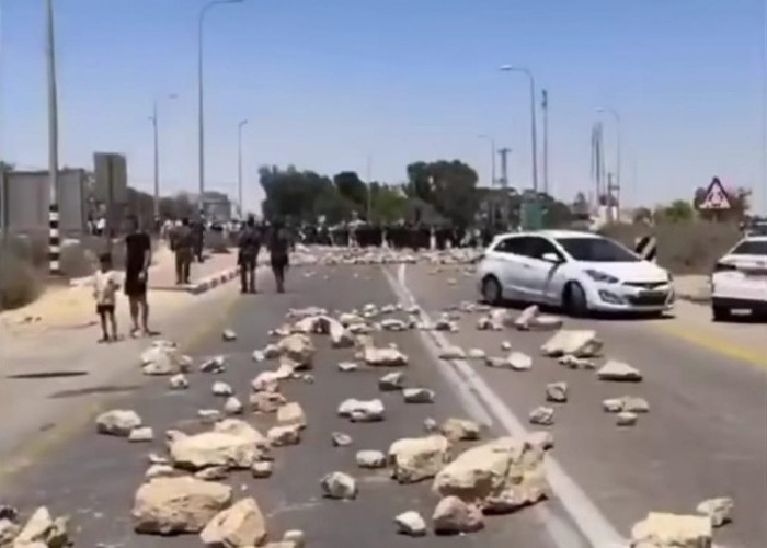 PARAH! Warga Israel Injak Bantuan Kemanusiaan untuk Gaza, Jalan Diblokade dengan Batu