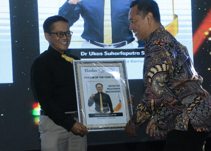 Dr Ukas Suharfaputra SP MP Dianugerahi Person of The Year 2025 Radar Cirebon, Inovator Pelayanan Publik