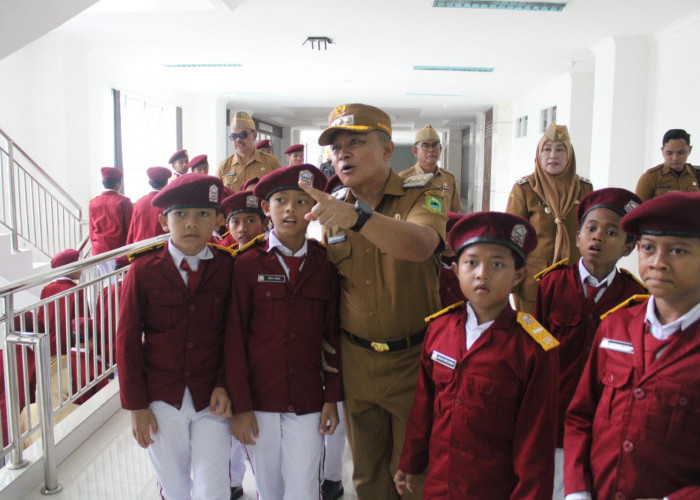 Bupati Kuningan Kenalkan Tugas Pimpinan ke Siswa Sekolah Rakyat