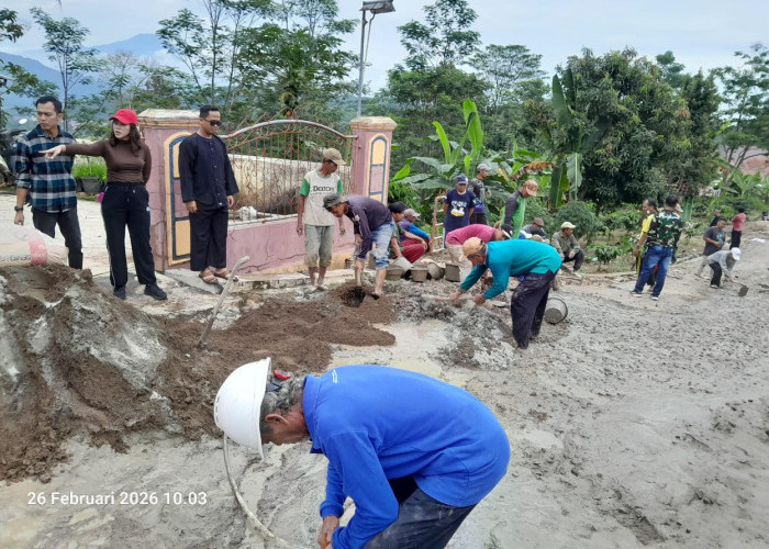 Tamparan Bagi Pemerintah Daerah, Warga Karangkancana Patungan Perbaiki Jalan Rusak
