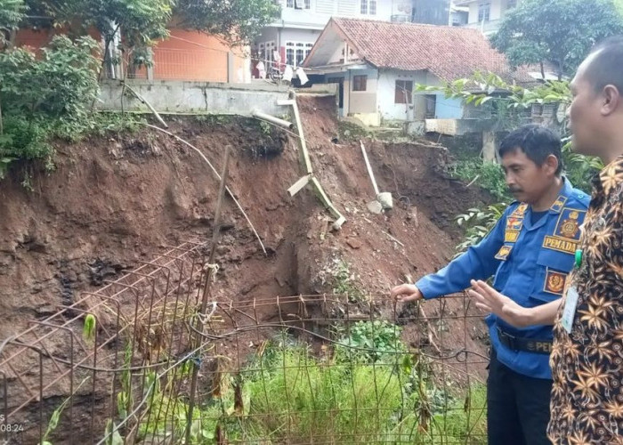 Diguyur Hujan, Rumah Dedi dan Wahdi di Kelurahan Kuningan Terancam Longsor