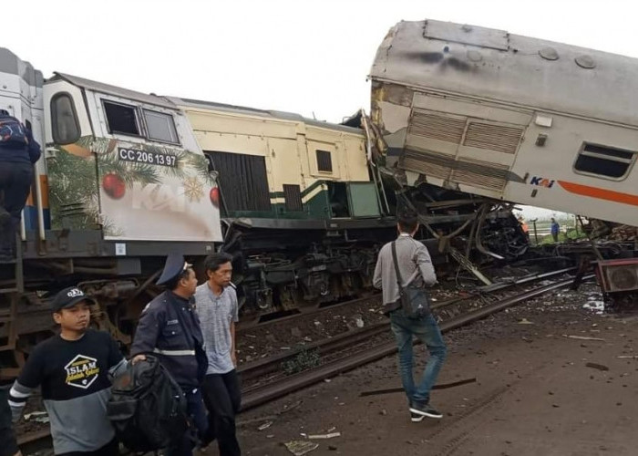 BREAKING NEWS: Kereta Api Turangga Tabrakan dengan Commuter Line di Cicalengka, Rusak Parah