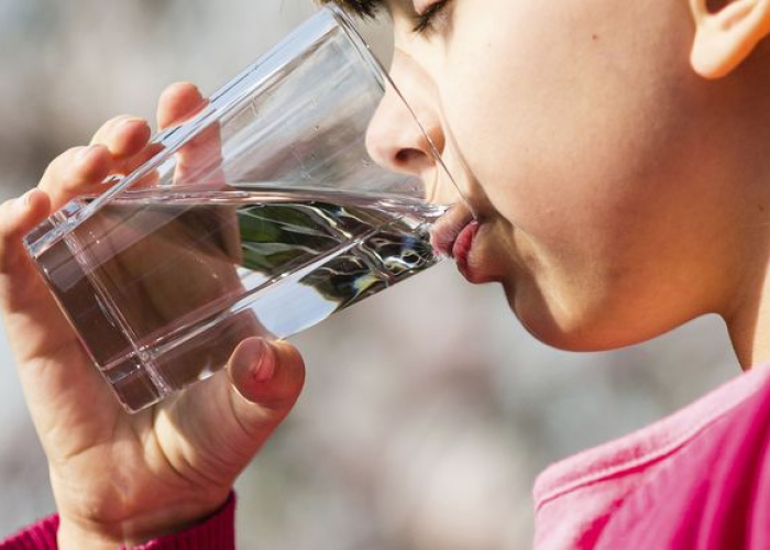 Dapat Mencegah Penuaan Dini! Berikut 5 Manfaat Minum Air Hangat Secara Rutin untuk Kesehatan