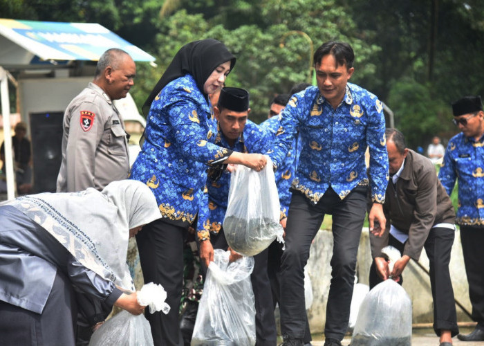 Gebyar Pasukan Paus, Wabup Tuti Tebar Ribuan Ekor Ikan di Embung Cibungur