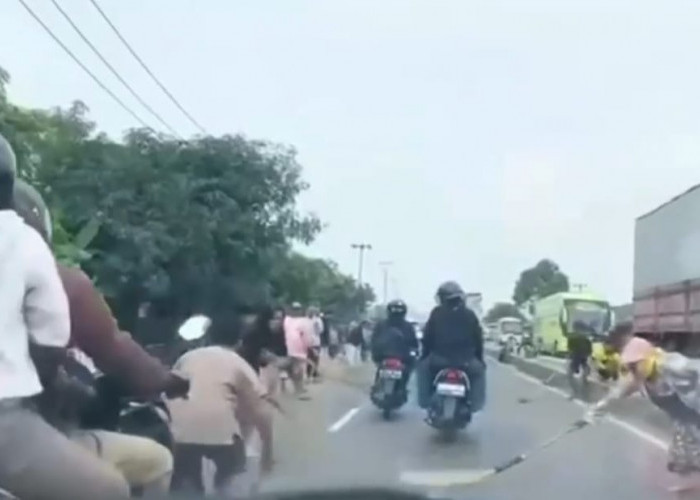 Momen Penyapu Koin di Indramayu Bikin Celaka Pengendara Sepeda Motor hingga Terjatuh