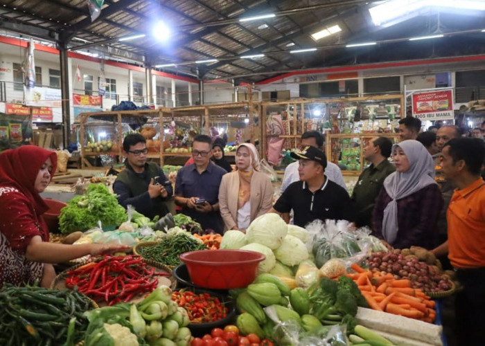 Bupati Kuningan Tinjau Pasar dan Toserba, Pastikan Kebutuhan Warga Terpenuhi