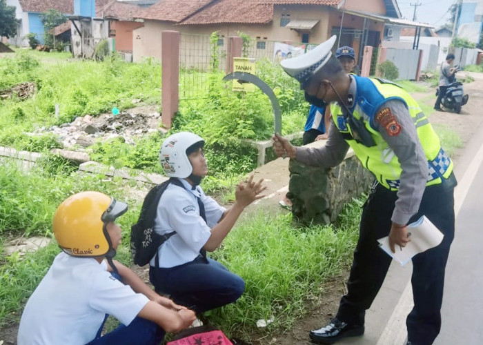 Pelajar MTs di Majalengka Kabur saat Razia Polisi, Tabrak Motor Lain, Nggak Taunya Bawa Sajam