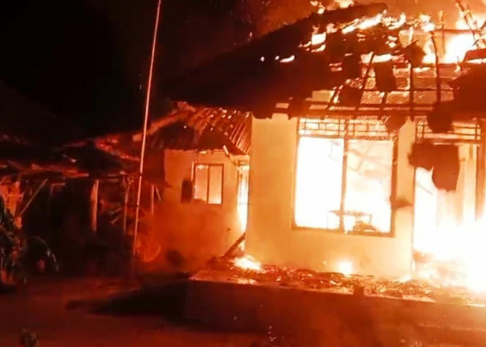 Kebakaran di Kuningan, Dua Rumah Terbakar, Kerugian Tembus Rp105 Juta