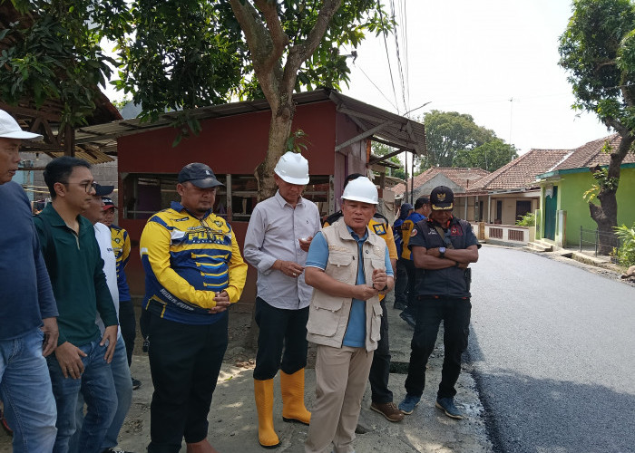 Dian Rachmat Tinjau Proyek Rp8,7 Miliar, Jalan Penghubung Lima Desa Kini Mulai Mulus