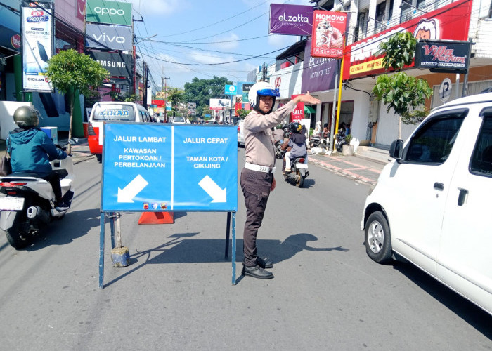Belanja Aman, Jalan Lancar: Satlantas Terapkan Rekayasa Lalu Lintas di Jalan Siliwangi Kuningan