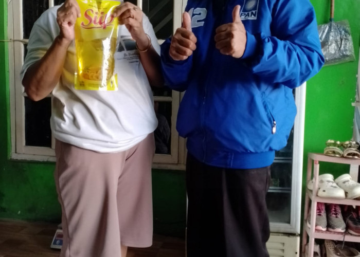 Rebut Simpati Pemilih, Bacaleg DPRD Kuningan Abdul Haris Tebar Ratusan Botol Minyak Kemasan di Tiga Desa