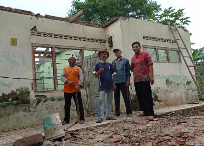 Gotong Royong Masih Terjaga, Warga Desa Wanayasa Swadaya Perbaiki Rutilahu