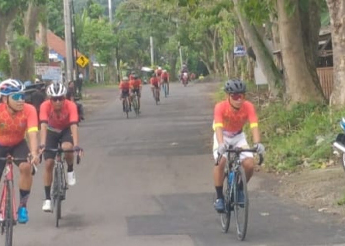 Dilepas Bupati, Pembalap Cirebon Rajai Grand Fondo Tour de Linggarjati