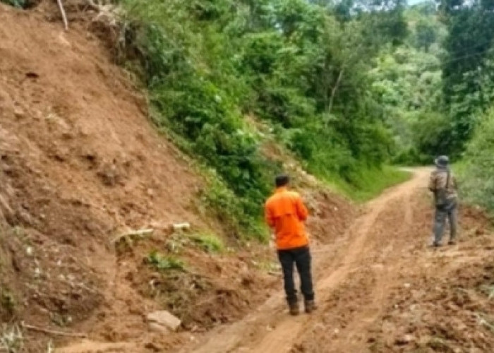 Longsor di Kecamatan Ciniru Kuningan, Akses Jalan Penghubung Tertutup Tanah