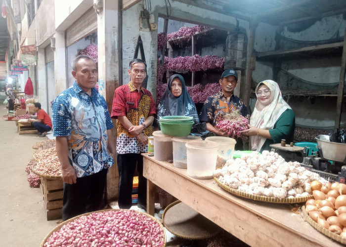 Sekilo Bawang Putih Rp35 Ribu, Harga Ayam Naik, Tomat Anjlok