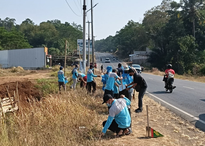 Cakep, Pegawai DLH Kerja Bakti Bersihkan Sampah di Jalan Lingkar Timur Kuningan