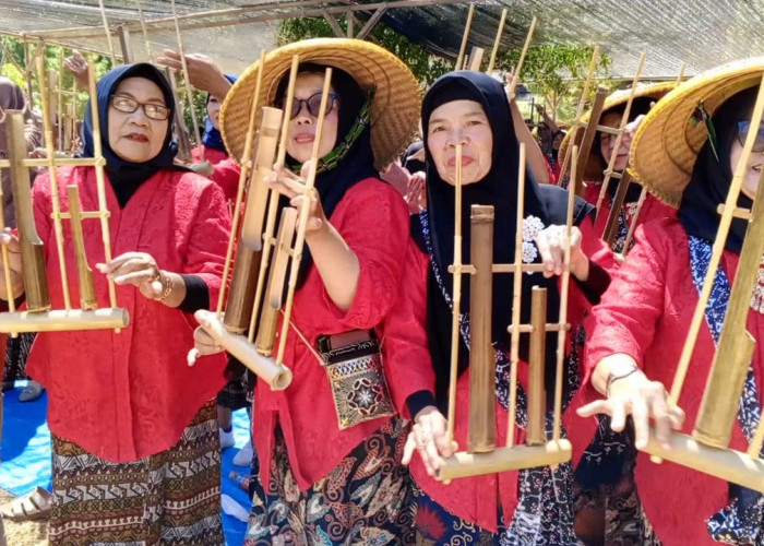 Setelah Daeng Soetigna, Angklung Kuningan Kembali Dibuat Pakai Bambu Tak Lazim