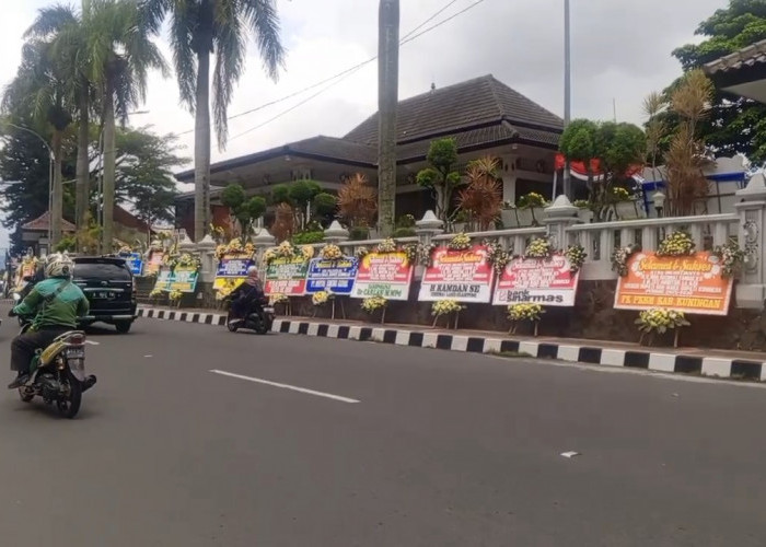 Ratusan Karangan Bunga Penuhi Pendopo Kuningan, Pengrajin Bolak Balik Antar Pesanan