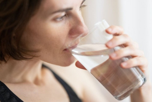 Sering Dianggap Sepele, Minum Air Hangat saat Bangun Tidur Banyak Manfaat, Salah Satunya Penangkal Racun