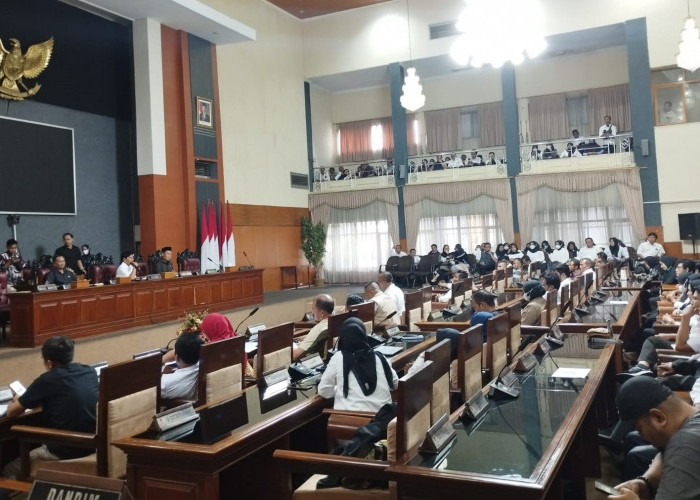 Kecewa Pelantikan PPPK Ditunda, Ratusan Tenaga Honorer Datangi Gedung DPRD Kuningan