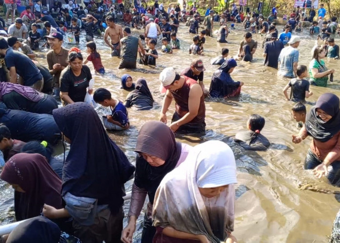 Tradisi Ngobyak Ikan di Kuningan, Emak-emak Mendominasi Hasil Tangkapan