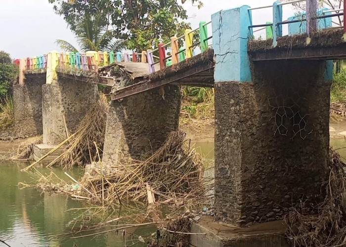 Jembatan Sungai Cisanggarung Nyaris Putus, Sawah di Wilanagara Kuningan Terancam Terisolir