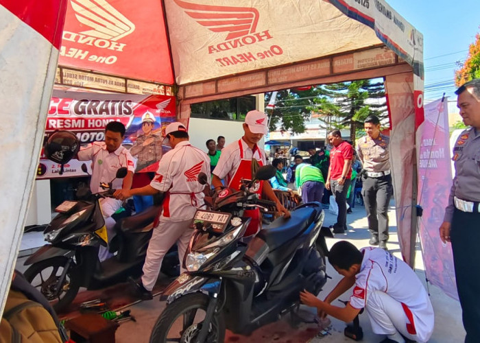 Ojol Kuningan Dapat Servis Motor dan Ganti Oli Gratis dari Polisi