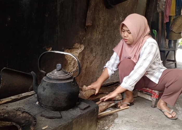 Antisipasi Kelangkaan Gas Melon, Warga Kuningan Beralih ke Kayu Bakar