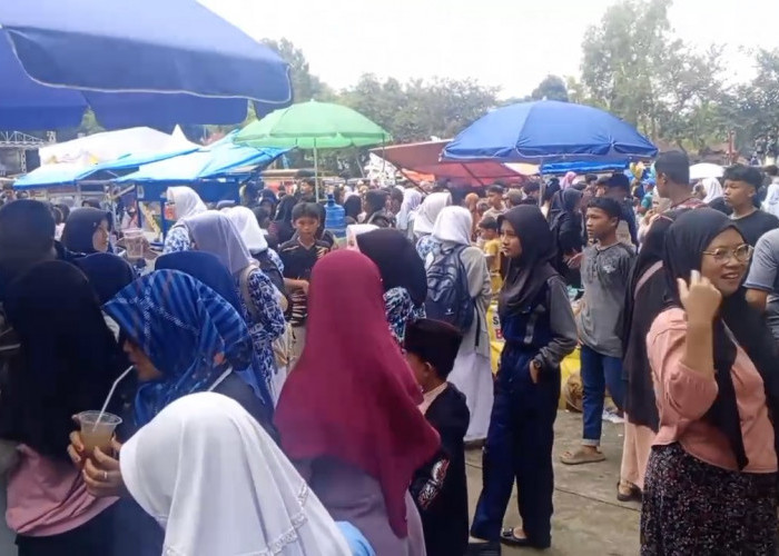 Syukuran Pelantikan Bupati Kuningan, Warga Tumplek Serbu Jajanan Gratis