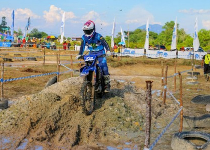 Night Race Perdana Shell BLU CRU Yamaha Enduro Challenge, Sambangi Kalimantan Barat