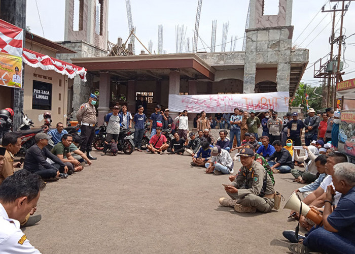 Selain Renovasi Masjid Desa Cileuleuy Mangkrak, Warga Menduga Ada Penipuan