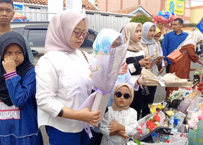 Uniku Gelar Wisuda, Pedagang Buket Ketiban Berkah