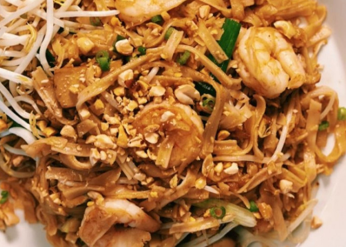Mengulik Sisi Lain Pad Thai, Sensasi Mie Goreng Street Food Khas Thailand yang Mendunia