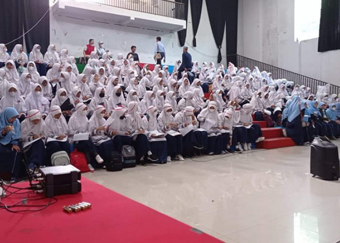 Tertarik Jurnalistik, SMP IT Al-Multazam Datangi Kantor Radar Cirebon