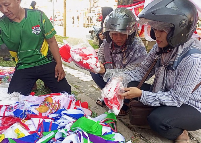 Banyak Dijual Online, Pembeli Pernak-pernik HUT RI di Kuningan Tetap Pilih Belanja di Lapak