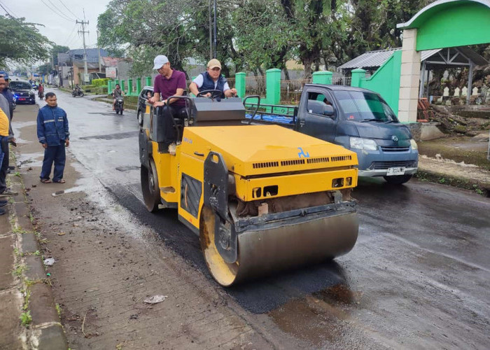 Bantu Perbaikan Jalan, Bupati Kuningan Naik Setum