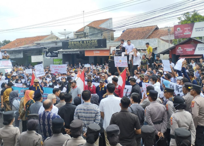 Puluhan Tahun Tidak ada Kejelasan, Ratusan Honorer Ontrog DPRD Kuningan