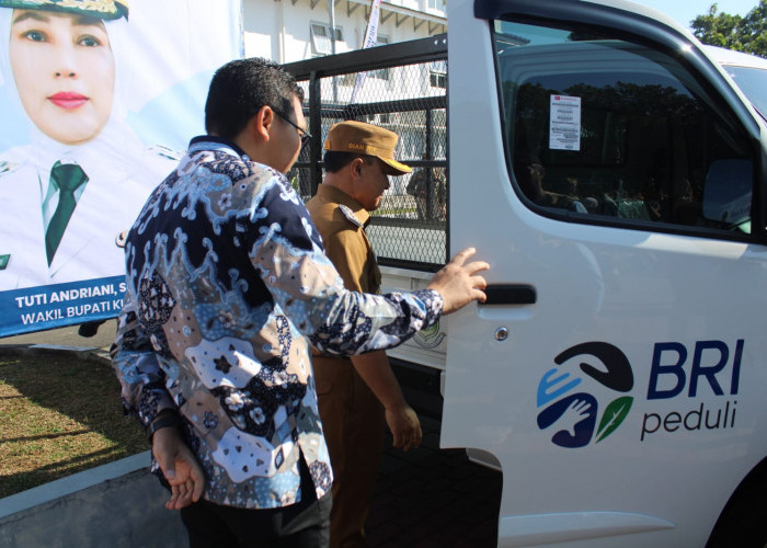 BRI Salurkan CSR Mobil Angkut Sampah untuk Pemkab Kuningan