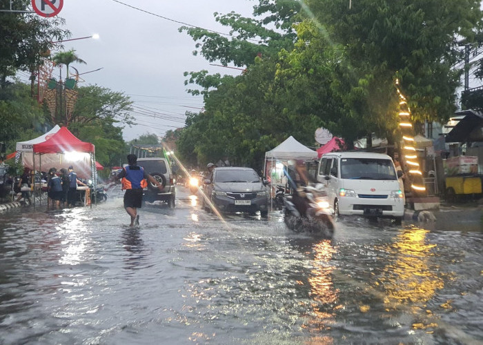 Sejumlah Ruas Jalan Protokol Indramayu Terendam Banjir