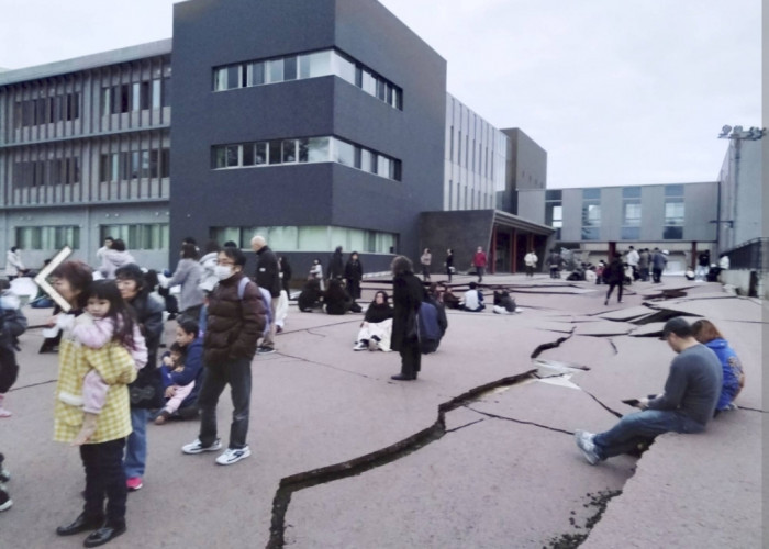 Setelah Sumedang, Jepang Diguncang Gempa Bumi 7,4 Magnitudo, Jalan Sampai Retak