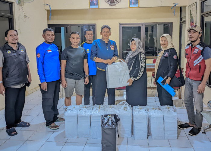 Dinsos Salurkan Bantuan Makanan untuk Korban Banjir Kabupaten Cirebon